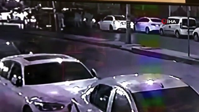 Esenyurt'ta sokak ortasında dehşet saçtılar: Çatışma anları kamerada