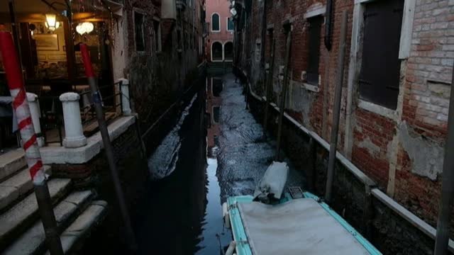 Las mareas bajas de enero secan los canales de Venecia