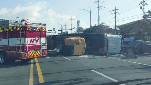 5t 화물차 넘어져...수습에 1시간 반 / YTN
