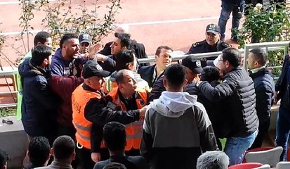 Asbaşkan gazeteciye saldırdı, sonra "Kusura bakma, birine benzettim" dedi