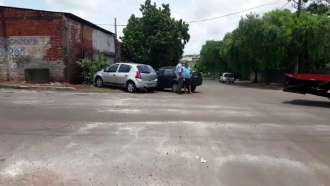 Carros avançam sobre o calçada após colisão no Parque São Paulo