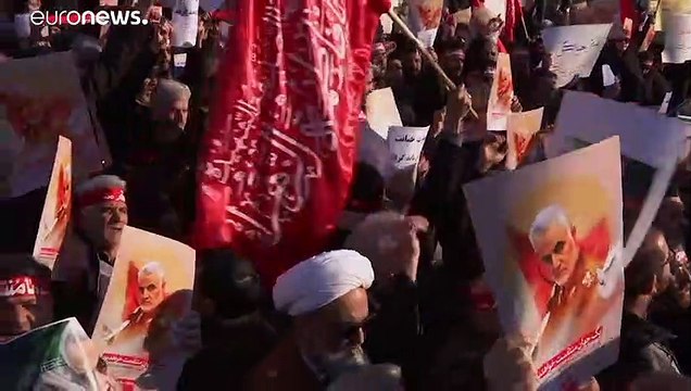 تظاهرات وإحراق العلم البريطاني أمام السفارة البريطانية في إيران