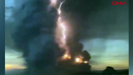 Yanardağ harekete geçti: Şimşekler gökyüzünü aydınlattı