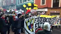 Las hinchadas del Barakaldo CF y Rayo Vallecano en 'kalejira' hacia el estadio de Lasesarre