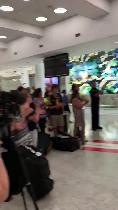 US fire fighters arrived at Sydney Int Airport this week, on their way to assist with fire fighting in Victoria.