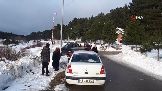 Krater Gölü buz tuttu, vatandaşlar yürüyüş yapıp fotoğraf çekildi