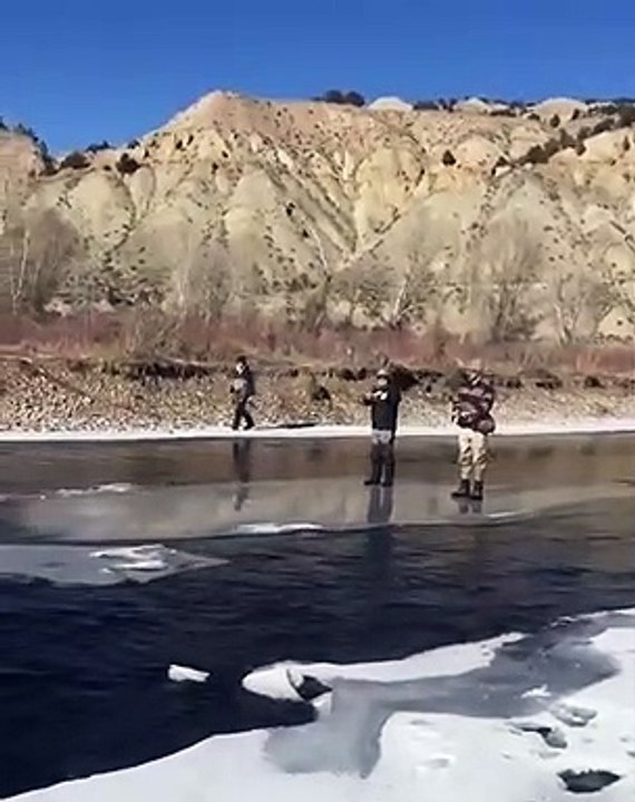 Il croise des pêcheurs qui dérivent sur un morceau de banquise en pleine rivière
