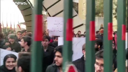 Iran: Polizia nega gli spari, schierate le forze antisommossa