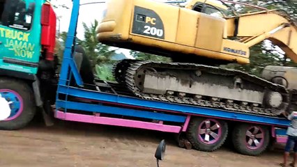 Unloading Komatsu Double Drift