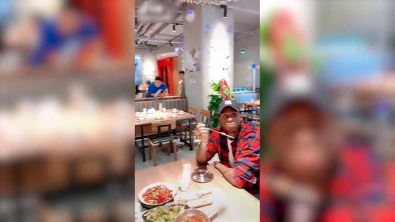 态度很差，但是这架势万博老外也怂了