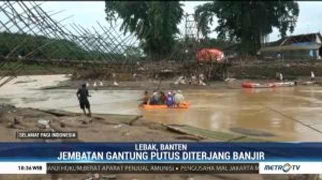 Jembatan Putus, Warga Lebak Gunakan Perahu untuk Menyeberang