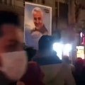 تزايد تمزيق صور قاسم سليماني في إيران (فيديو)