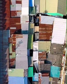 Quand le train passe sur ce marché de Bangkok