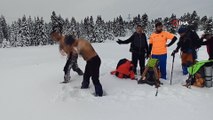 Uludağ'da 1,5 metre karda yürüdüler, kar üstünde güreş tuttular