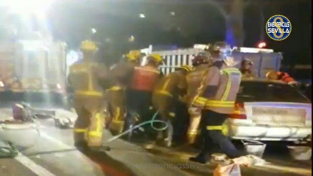 Cinco heridos en un choque entre un camión y un turismo en Sevilla