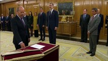 Los ministros del nuevo Gobierno español prometen sus cargos ante el rey