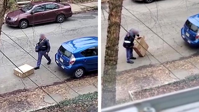 Un livreur maltraite un colis