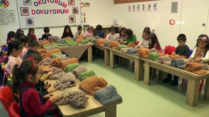 Miniklerin dokuduğu atkılar Diyarbakır’da nöbet tutan annelere gönderildi