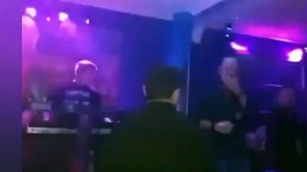 PRETUČEN MILE KITIĆ! Mladić ga bacio sa bine pa krenuo da ga lema!
