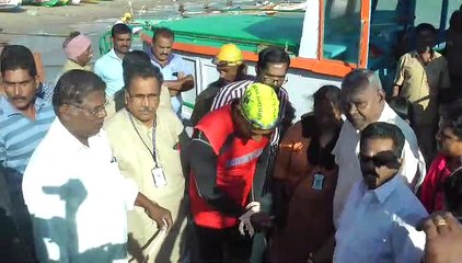 கை, கால்களை கட்டியபடி கடலில்  ஒரு கிலோமீட்டர் தூரம் சென்று நீச்சல் சாதனை.. - வீடியோ