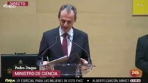 Pedro Duque tiene problemas con la tablet en su toma de posesión