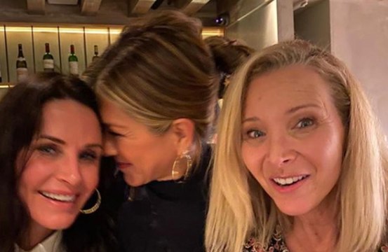 Jennifer Aniston se reúne com amigas de 'Friends' e ignora Critics' Choice Awards