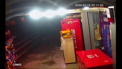 Silahlı market soygunu güvenlik kamerasında