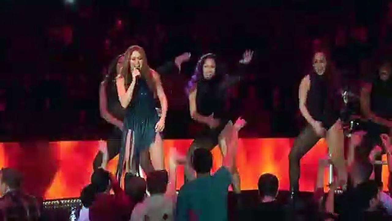 Shakira sexy dance and hot look will blow your...