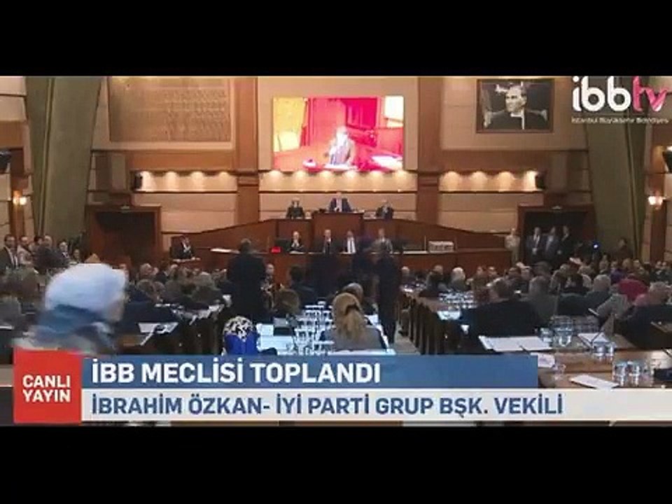 AKP'li Meclis Üyeleri İYİ Partili İbrahim Özkan'ın üzerine yürüdü