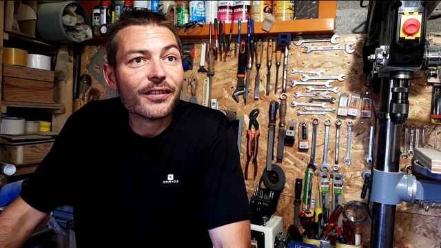 Glisser sur des œuvres d’art avec des skis en bois Fond de Vallée