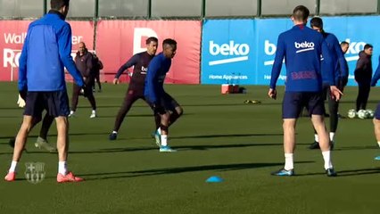 Скачать видео: El Barça vuelve a los entrenamientos a las órdenes de Ernesto Valverde