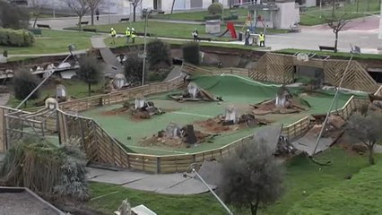 Un parque infantil y un campo de juego se hunden en Santander