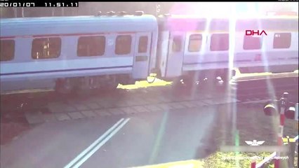 Tren hemzemin geçitte iş makinesi taşıyan tır'a çarptı