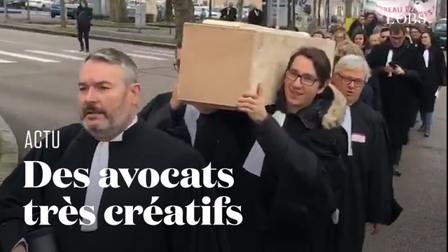 Cercueil, chansons et report de procès : les avocats se démènent contre la réforme des retraites