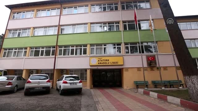 Öldürülen lise öğrencisinin sırası çiçeklerle donatıldı