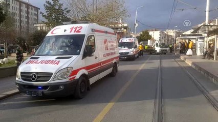 Kamyonetle taksinin çarpışması sonucu 2 kişi yaralandı