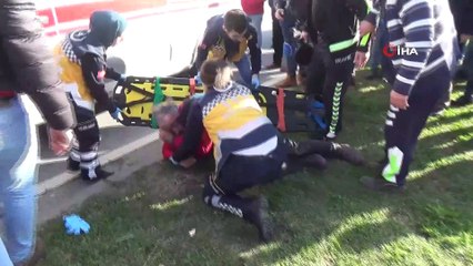 - Otomobil yayalara çarptı, mahalleli yolu kapattı