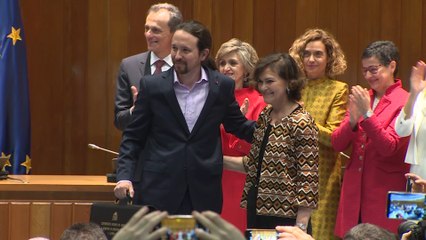 Iglesias recibe entre gritos de '¡Sí se puede!' su cartera