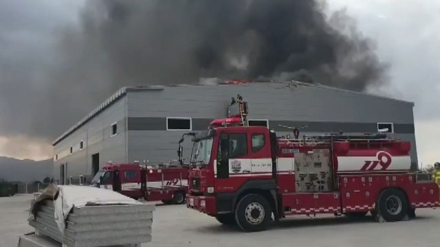 서산에서 창고 신축 중 화재...천장 소실 / YTN