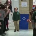 Regardez, comment ce petit garçon a été accueilli par ses camarades de classe après avoir réussi sa dernière chimiothérapie.