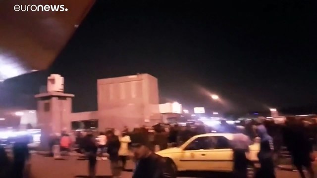 شاهد: كيف أزاحت سيدات إيرانيات صورة قاسم سليماني وطرحنها أرضا في طهران