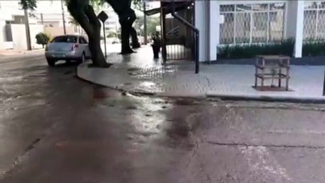 Água ‘verte’ da calçada na Rua Mato Grosso, esquina com Rua Pedro Ivo
