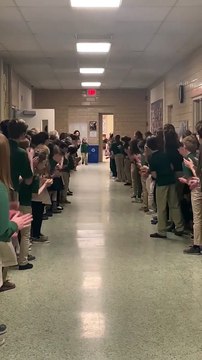 Após terminar quimioterapia menino é recebido na escola com aplausos