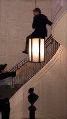 Se balancer sur un lustre... Mauvaise idée