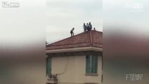 Des enfants chinois jouent sur le toit d'un immeuble... au 35ème étage. Vertigineux