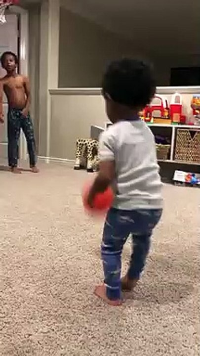 Ce petit marque tous les paniers de basket qu'il tente !