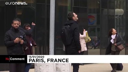 Fransız 'Örümcek Adam' emeklilik reformu karşıtı protestolara destek için tırmandı