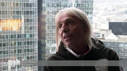 'Homem-Aranha' francês faz protesto