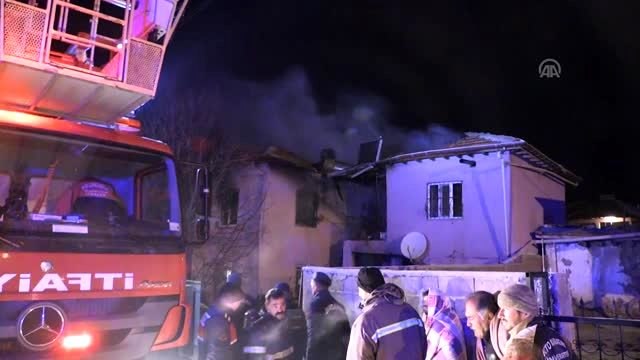 Niğde'de iki katlı evde çıkan yangında 4 kişi öldü, 3 kişi yaralandı (3)
