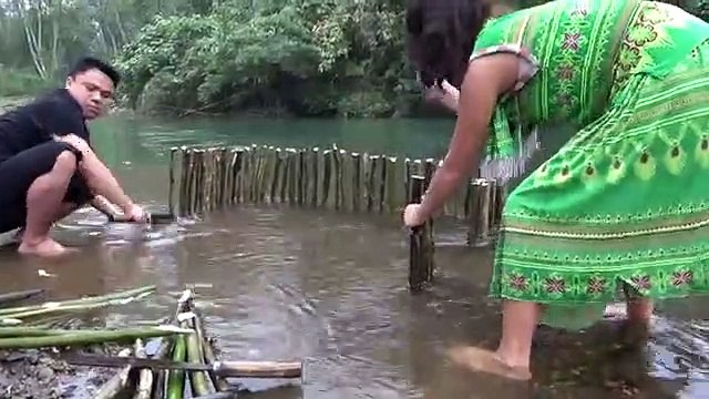 Primitive Life - Primitive Fishing Skills Catch Big Fish At River For Survival